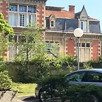 C'est Maison Bleue - A Blue In 3*