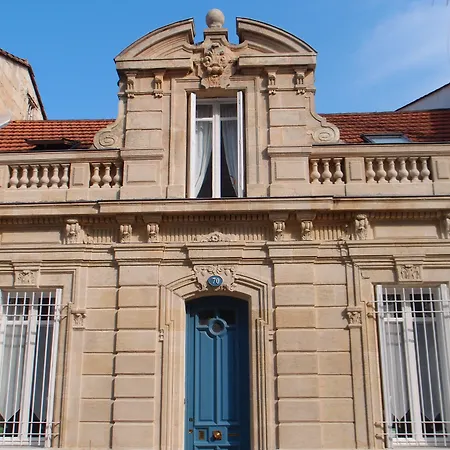 C'est Maison Bleue - A Blue In Panzió Bordeaux