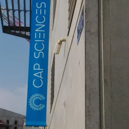C'est Maison Bleue - A Blue In