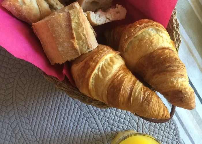 C'est Maison Bleue - A Blue In 3*