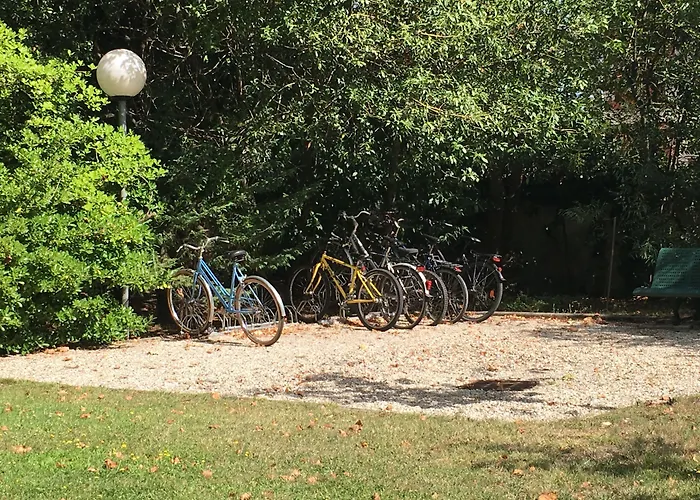 C'est Maison Bleue - A Blue In 3*