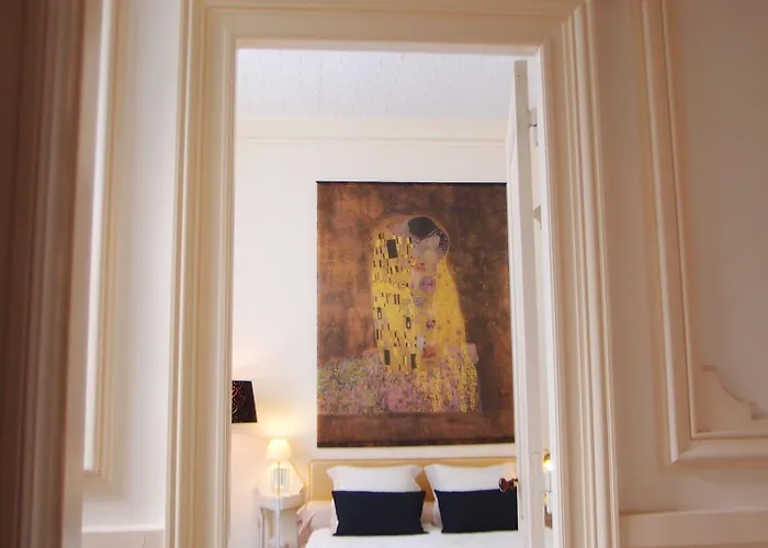 C'est Maison Bleue - A Blue In Bed & Breakfast