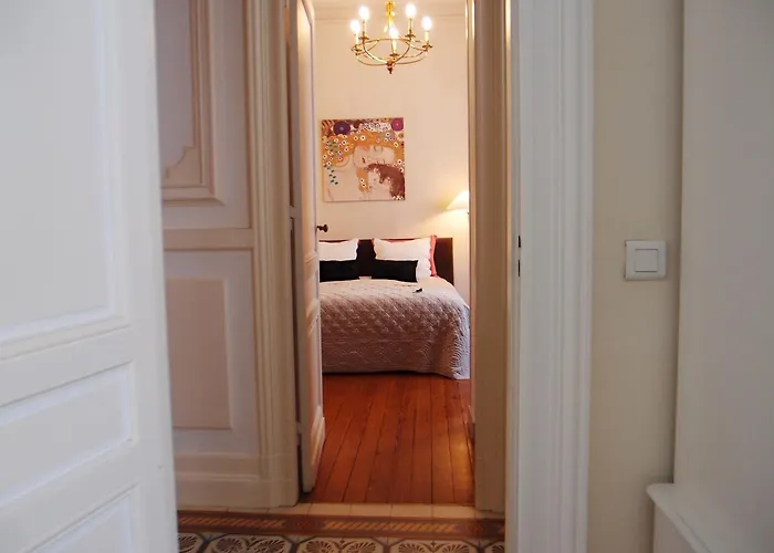 C'est Maison Bleue - A Blue In 3*