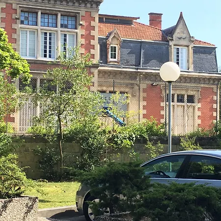 C'est Maison Bleue - A Blue In 3*