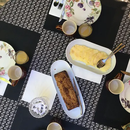 C'est Maison Bleue - A Blue In Frühstückspension