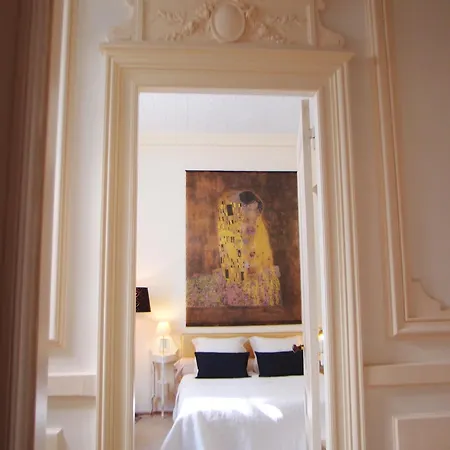 C'est Maison Bleue - A Blue In Frühstückspension