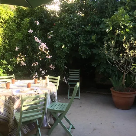 C'est Maison Bleue - A Blue In Frühstückspension 3*