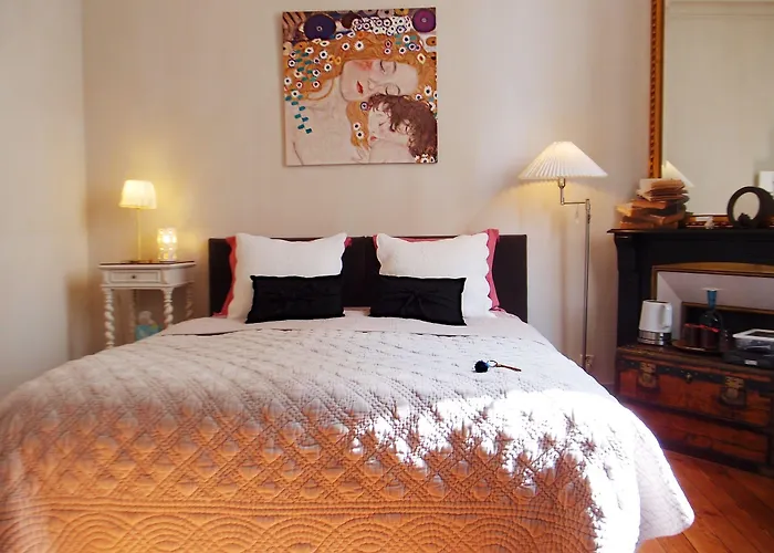 C'est Maison Bleue - A Blue In Frühstückspension