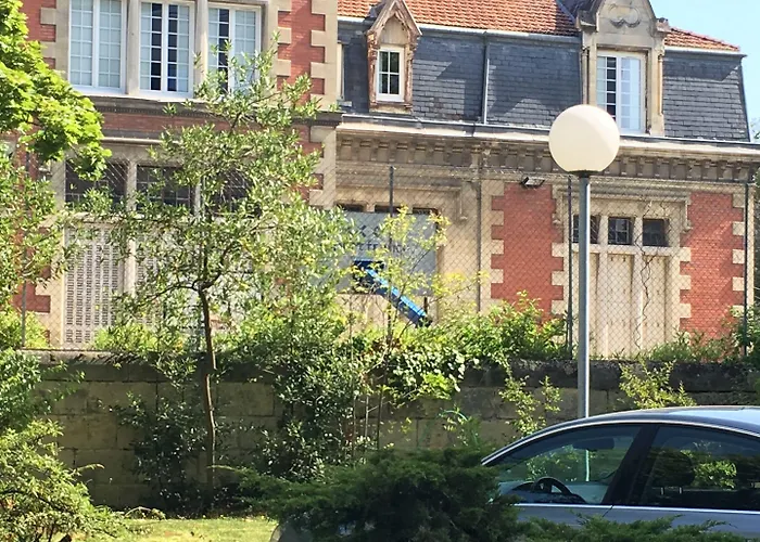 C'est Maison Bleue - A Blue In 3*