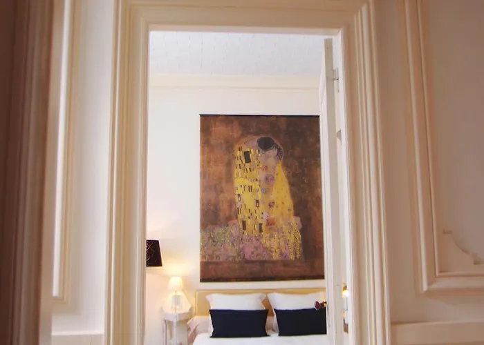 C'est Maison Bleue - A Blue In Frühstückspension