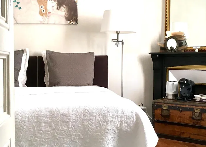 C'est Maison Bleue - A Blue In Bordeaux