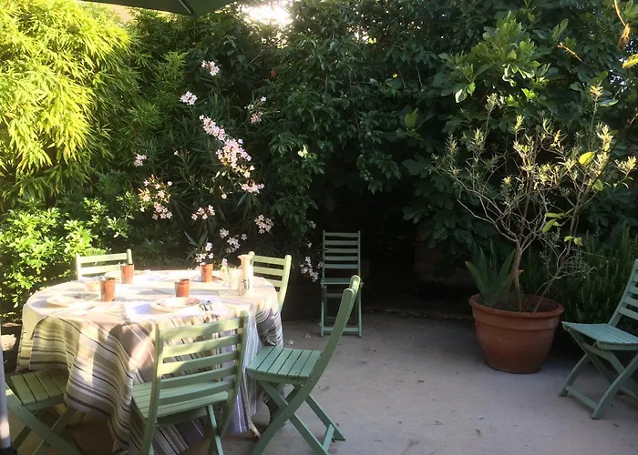 C'est Maison Bleue - A Blue In Frühstückspension 3*