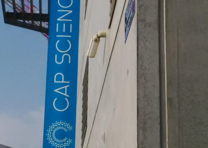 C'est Maison Bleue - A Blue In